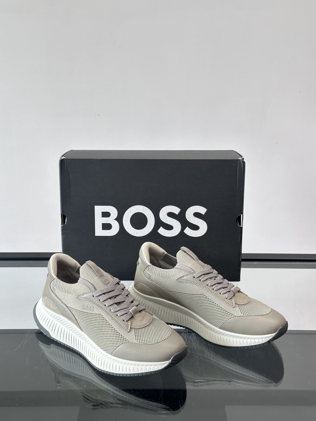 BOSS男士运动鞋，简约时尚，鞋面采用透气网布➕牛皮拼接，舒适又耐穿！厚底设计，缓震效果棒，日常通勤或轻