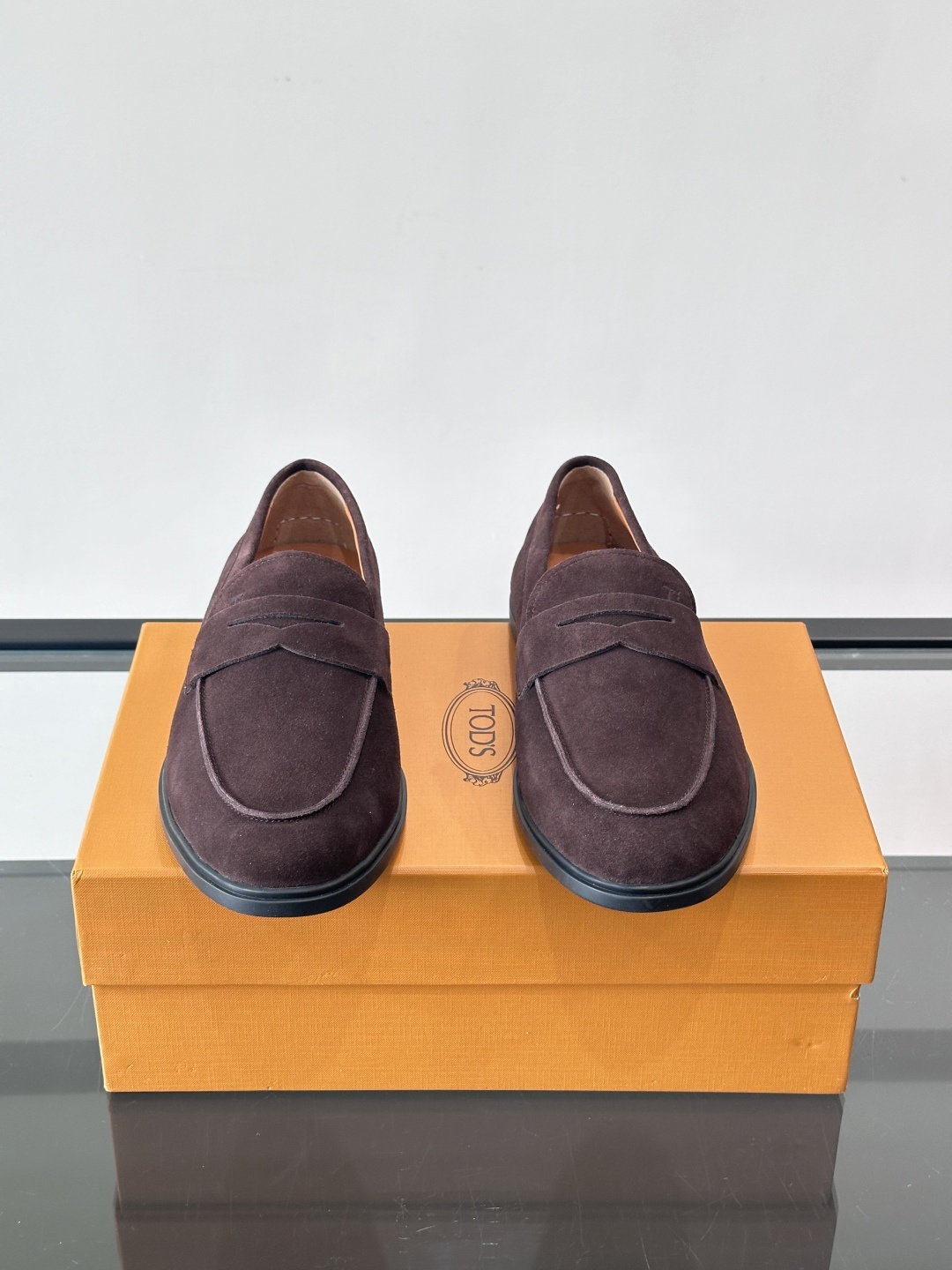 TOD’S这款乐福鞋采用翻毛皮，质感细腻低调，搭配经典便士乐福饰带，简约又精致✨。橡胶鞋底舒适耐磨，适合