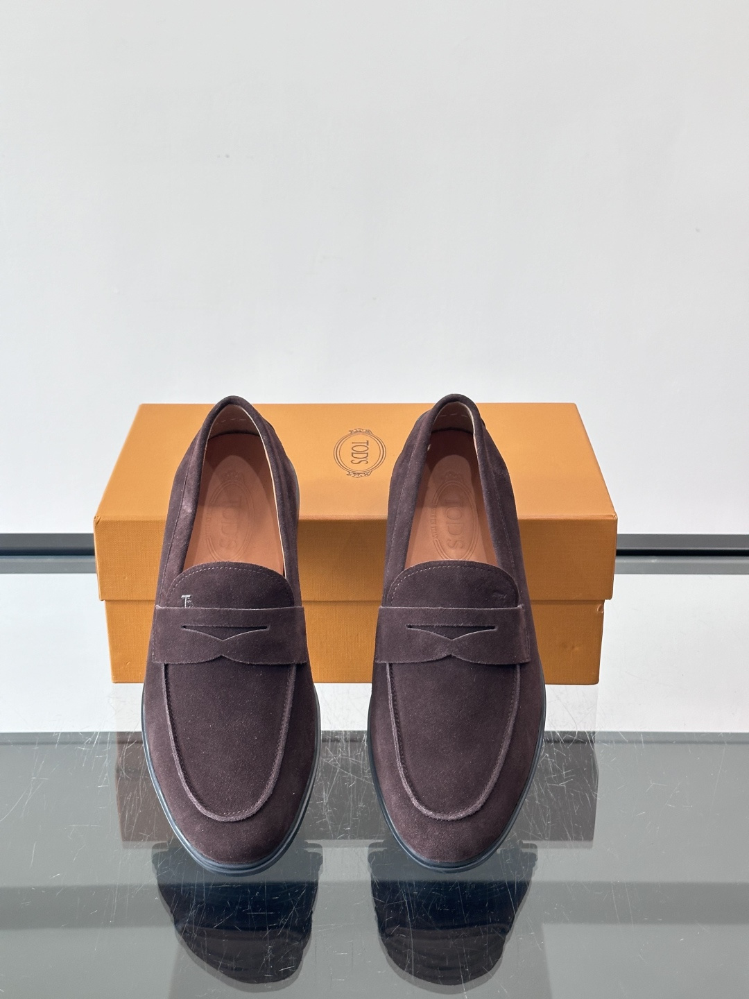 TOD’S这款乐福鞋采用翻毛皮，质感细腻低调，搭配经典便士乐福饰带，简约又精致✨。橡胶鞋底舒适耐磨，适合