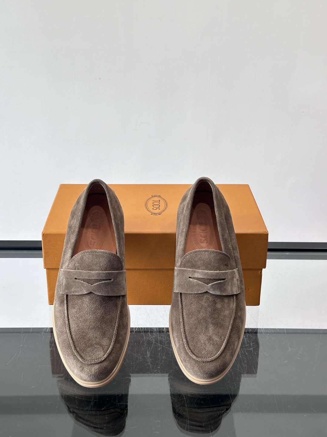 TOD’S这款乐福鞋采用翻毛皮，质感细腻低调，搭配经典便士乐福饰带，简约又精致✨。橡胶鞋底舒适耐磨，适合