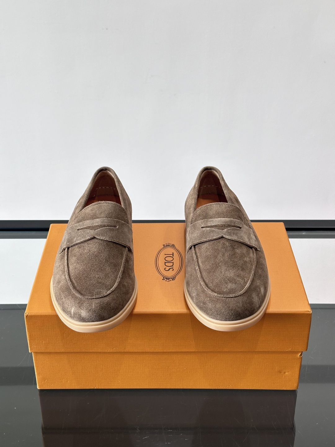 TOD’S这款乐福鞋采用翻毛皮，质感细腻低调，搭配经典便士乐福饰带，简约又精致✨。橡胶鞋底舒适耐磨，适合