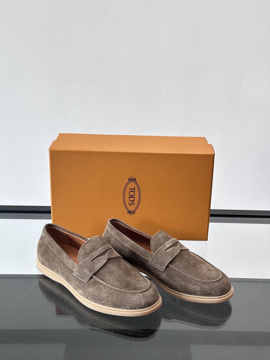 TOD’S这款乐福鞋采用翻毛皮，质感细腻低调，搭配经典便士乐福饰带，简约又精致✨。橡胶鞋底舒适耐磨，适合