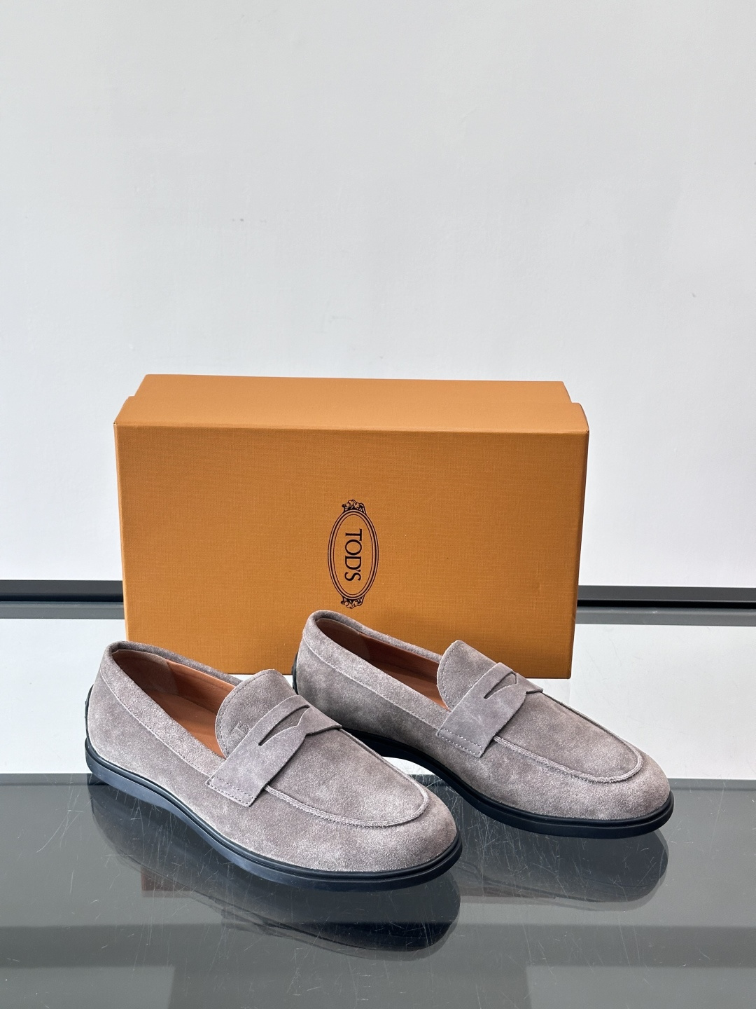 TOD’S这款乐福鞋采用翻毛皮，质感细腻低调，搭配经典便士乐福饰带，简约又精致✨。橡胶鞋底舒适耐磨，适合