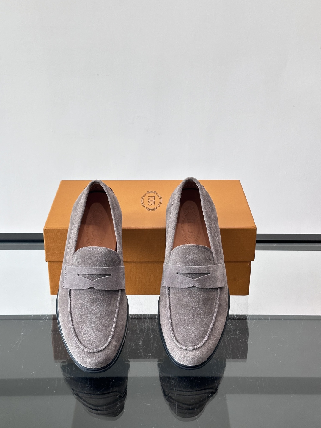 TOD’S这款乐福鞋采用翻毛皮，质感细腻低调，搭配经典便士乐福饰带，简约又精致✨。橡胶鞋底舒适耐磨，适合