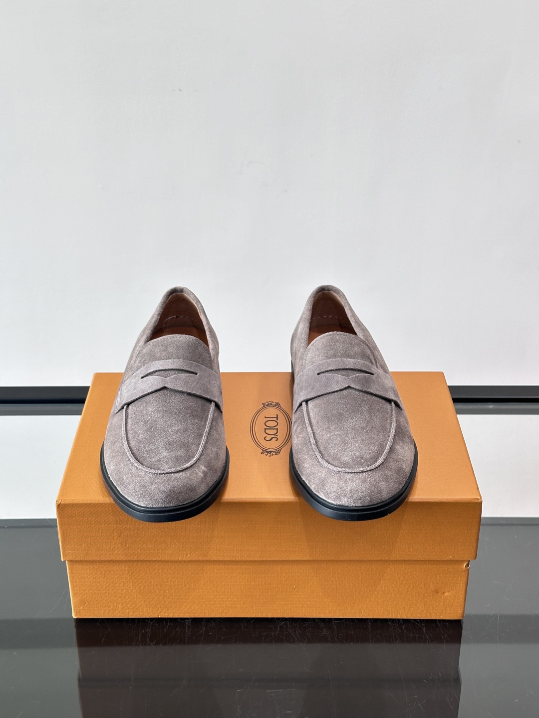 TOD’S这款乐福鞋采用翻毛皮，质感细腻低调，搭配经典便士乐福饰带，简约又精致✨。橡胶鞋底舒适耐磨，适合