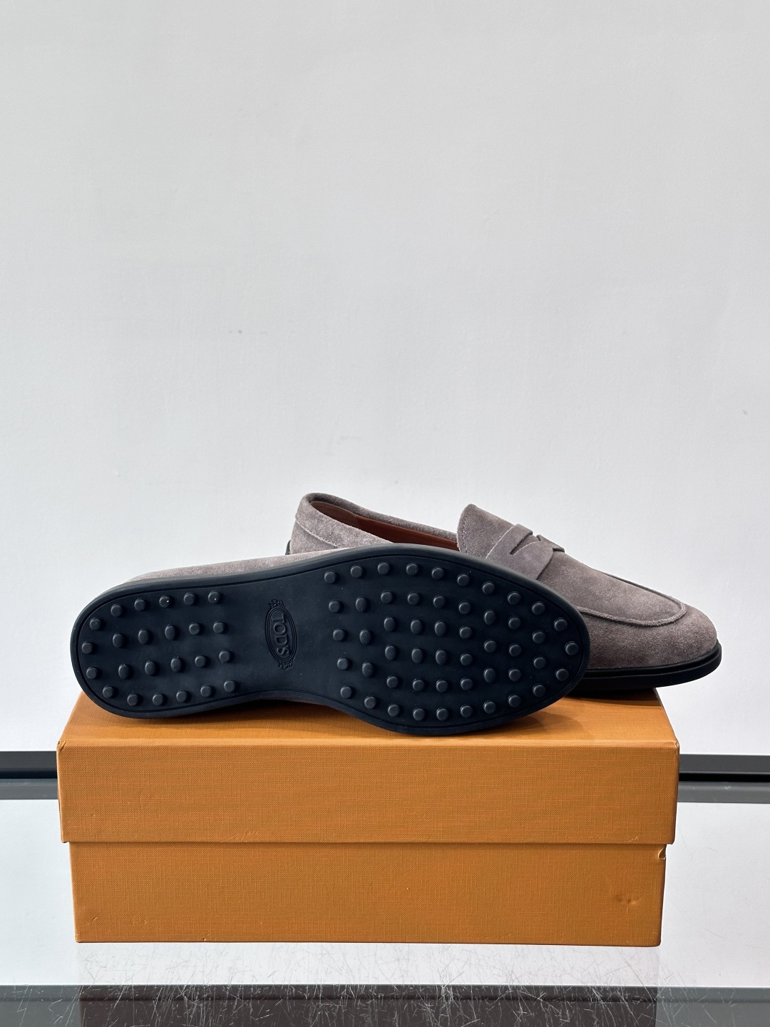 TOD’S这款乐福鞋采用翻毛皮，质感细腻低调，搭配经典便士乐福饰带，简约又精致✨。橡胶鞋底舒适耐磨，适合
