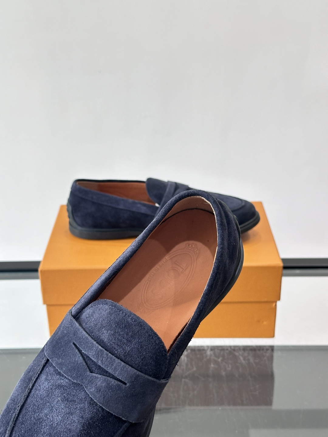 TOD’S这款乐福鞋采用翻毛皮，质感细腻低调，搭配经典便士乐福饰带，简约又精致✨。橡胶鞋底舒适耐磨，适合