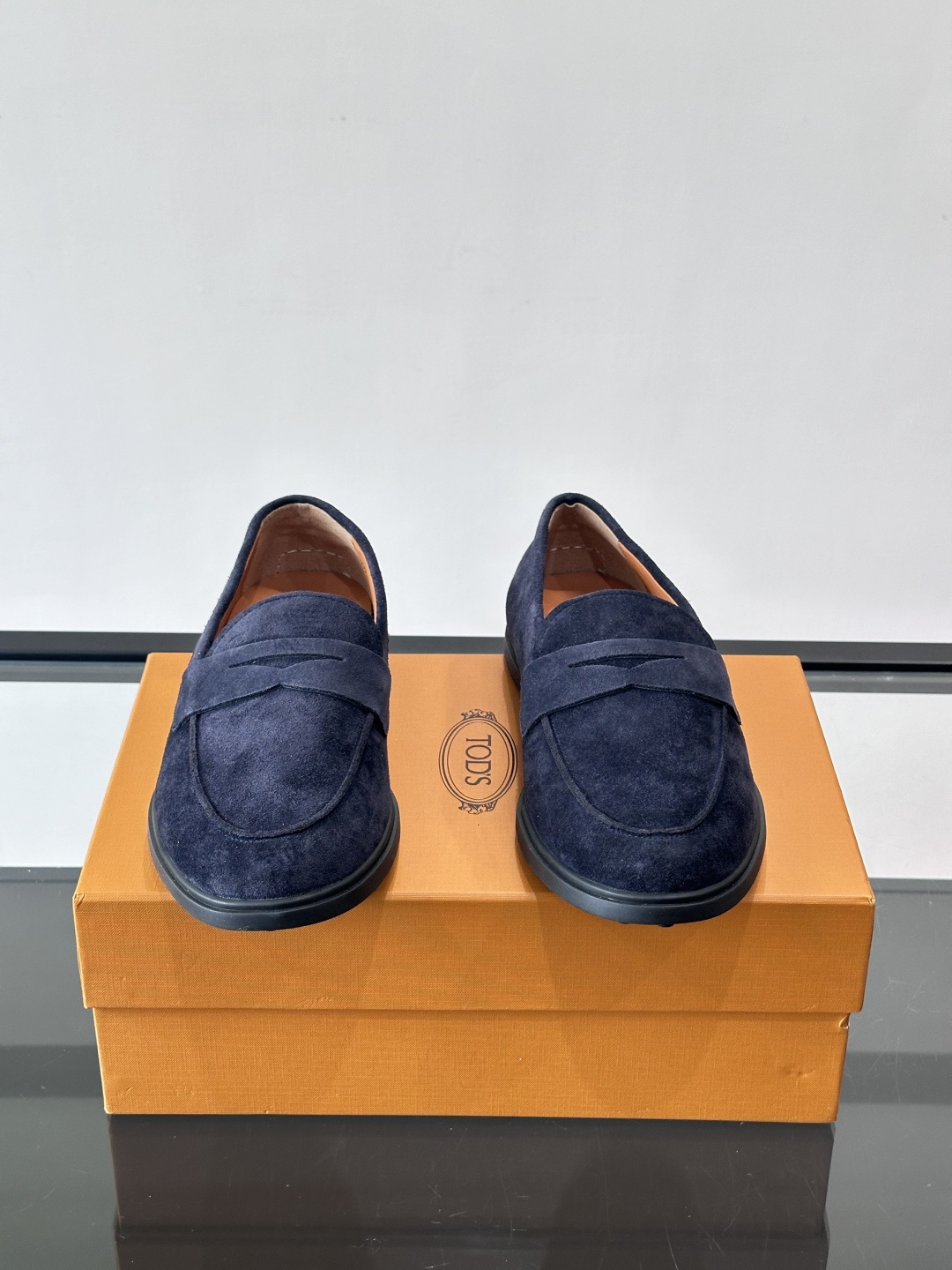 TOD’S这款乐福鞋采用翻毛皮，质感细腻低调，搭配经典便士乐福饰带，简约又精致✨。橡胶鞋底舒适耐磨，适合