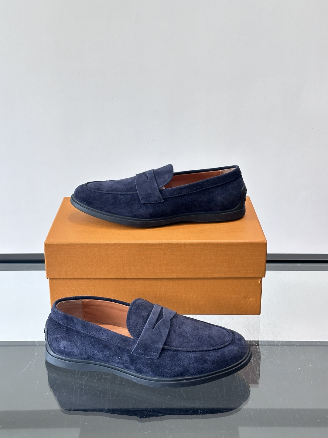 TOD’S这款乐福鞋采用翻毛皮，质感细腻低调，搭配经典便士乐福饰带，简约又精致✨。橡胶鞋底舒适耐磨，适合