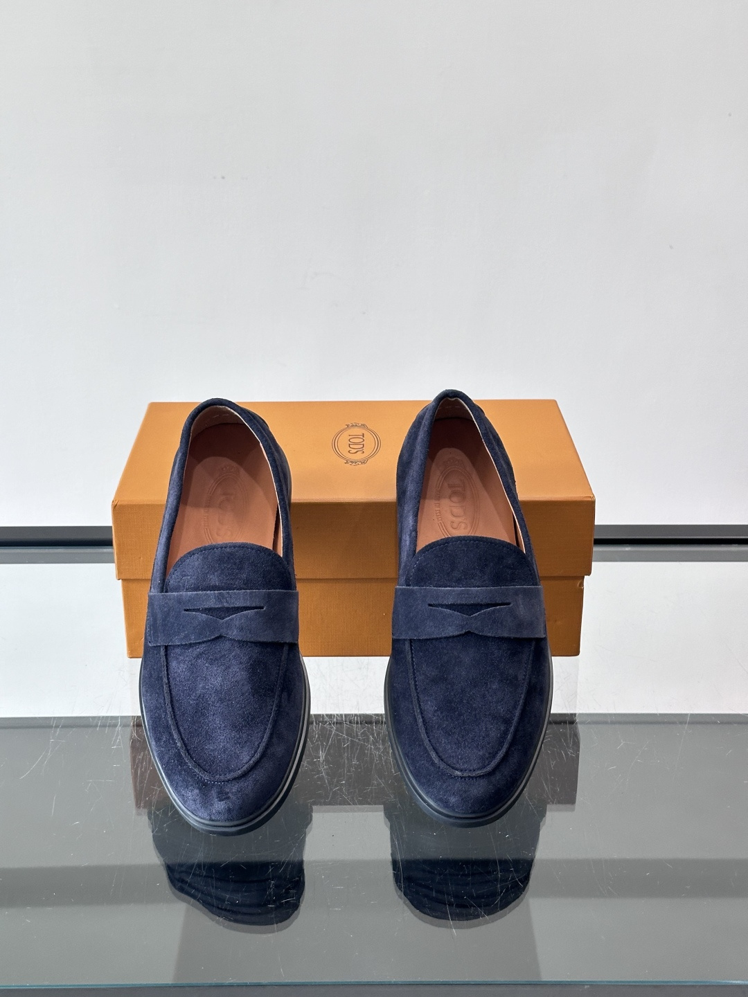 TOD’S这款乐福鞋采用翻毛皮，质感细腻低调，搭配经典便士乐福饰带，简约又精致✨。橡胶鞋底舒适耐磨，适合