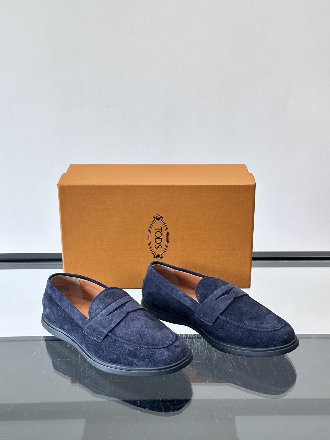 TOD’S这款乐福鞋采用翻毛皮，质感细腻低调，搭配经典便士乐福饰带，简约又精致✨。橡胶鞋底舒适耐磨，适合