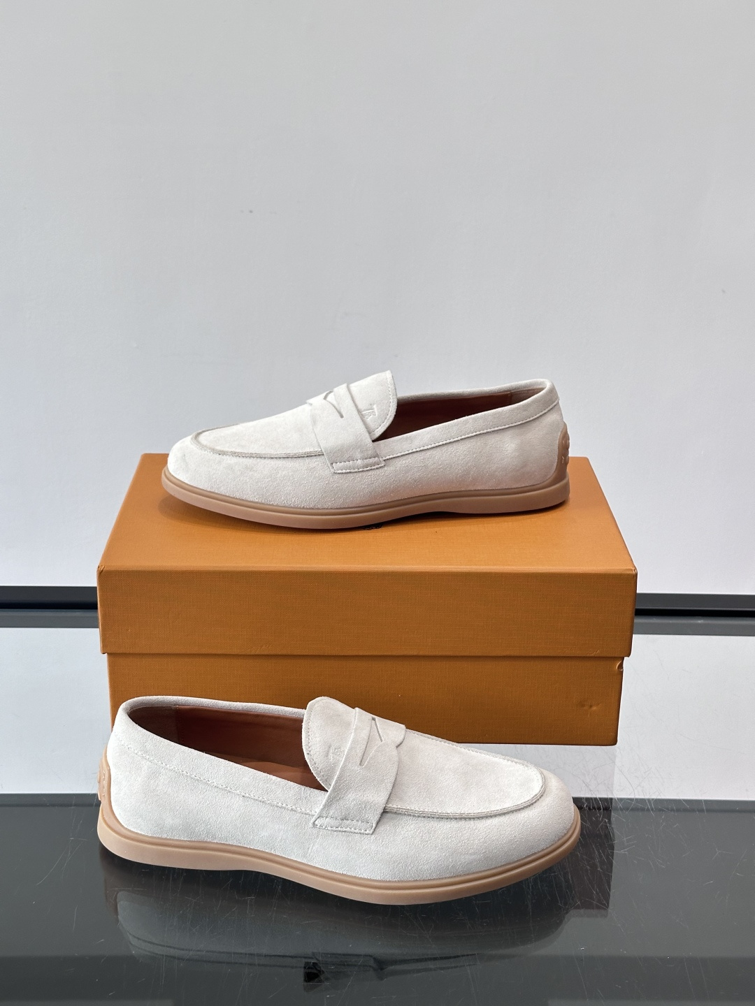 TOD’S这款乐福鞋采用翻毛皮，质感细腻低调，搭配经典便士乐福饰带，简约又精致✨。橡胶鞋底舒适耐磨，适合