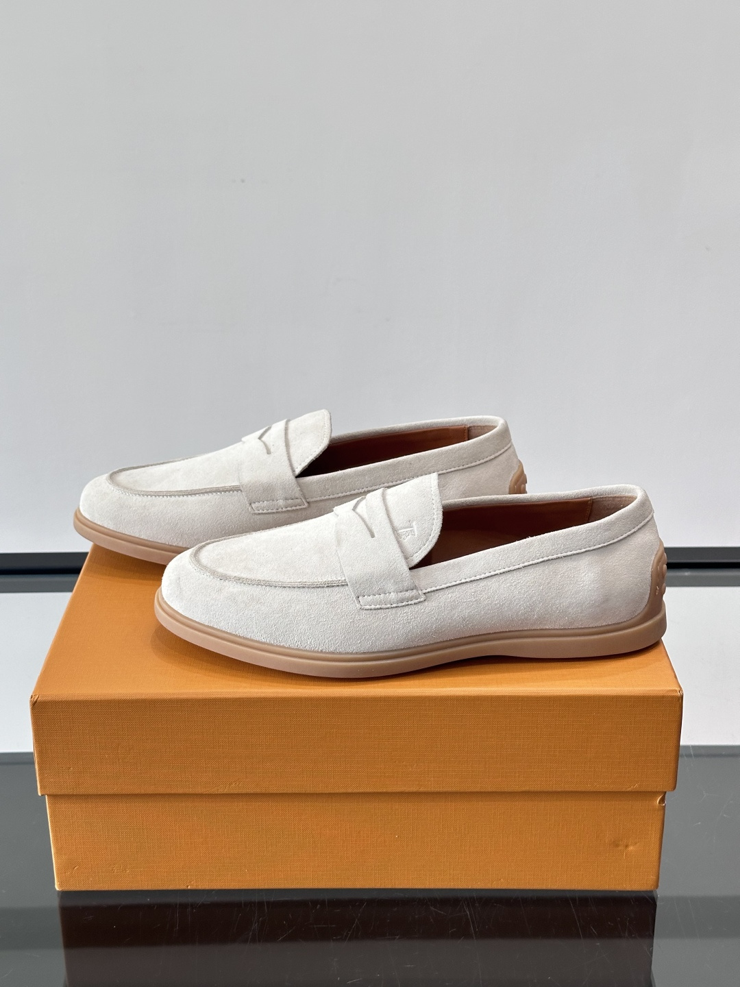 TOD’S这款乐福鞋采用翻毛皮，质感细腻低调，搭配经典便士乐福饰带，简约又精致✨。橡胶鞋底舒适耐磨，适合