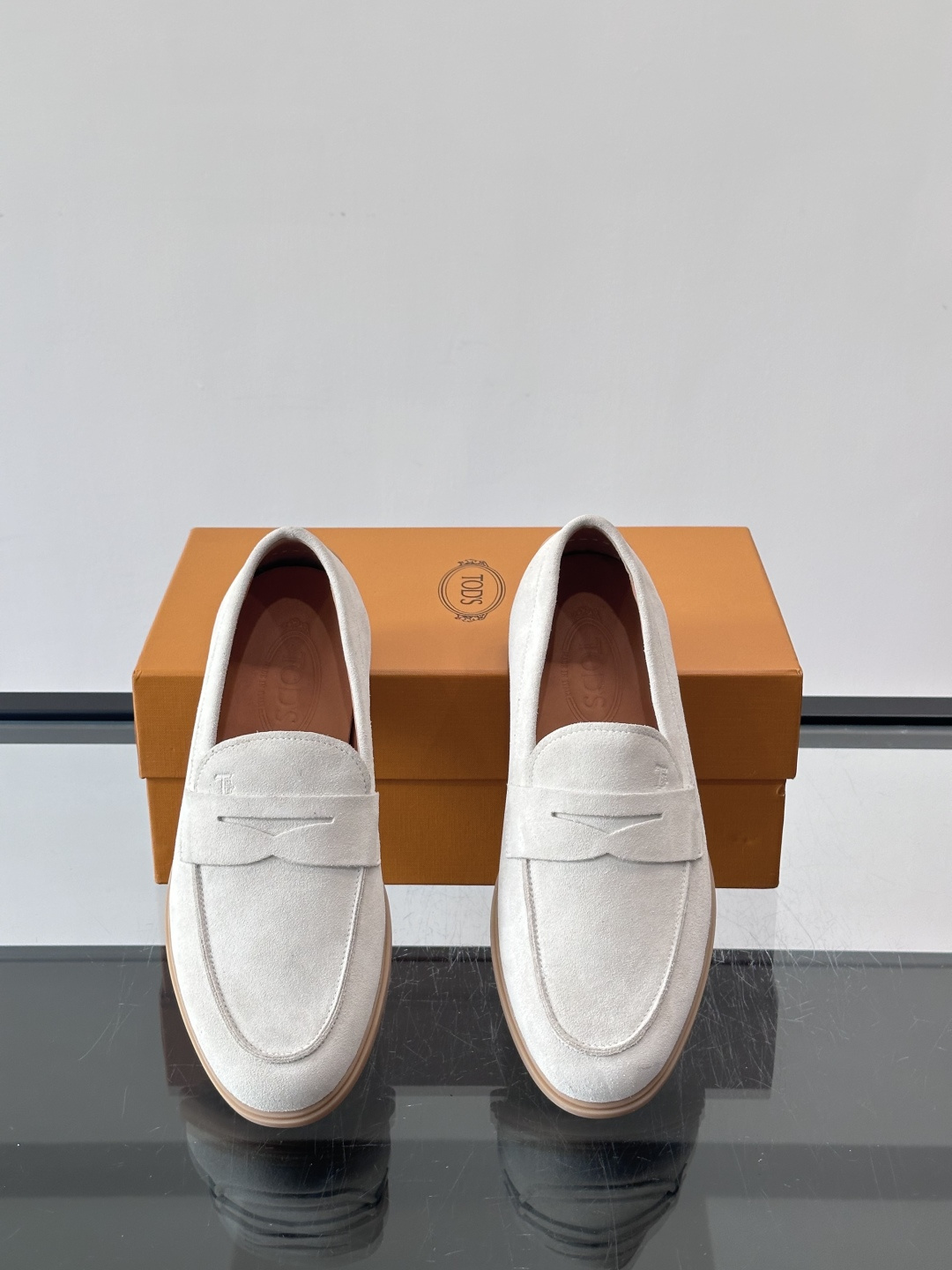 TOD’S这款乐福鞋采用翻毛皮，质感细腻低调，搭配经典便士乐福饰带，简约又精致✨。橡胶鞋底舒适耐磨，适合