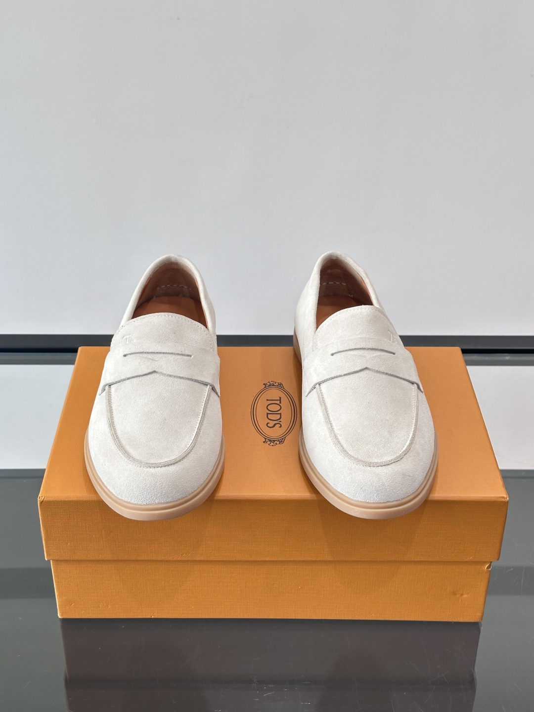 TOD’S这款乐福鞋采用翻毛皮，质感细腻低调，搭配经典便士乐福饰带，简约又精致✨。橡胶鞋底舒适耐磨，适合