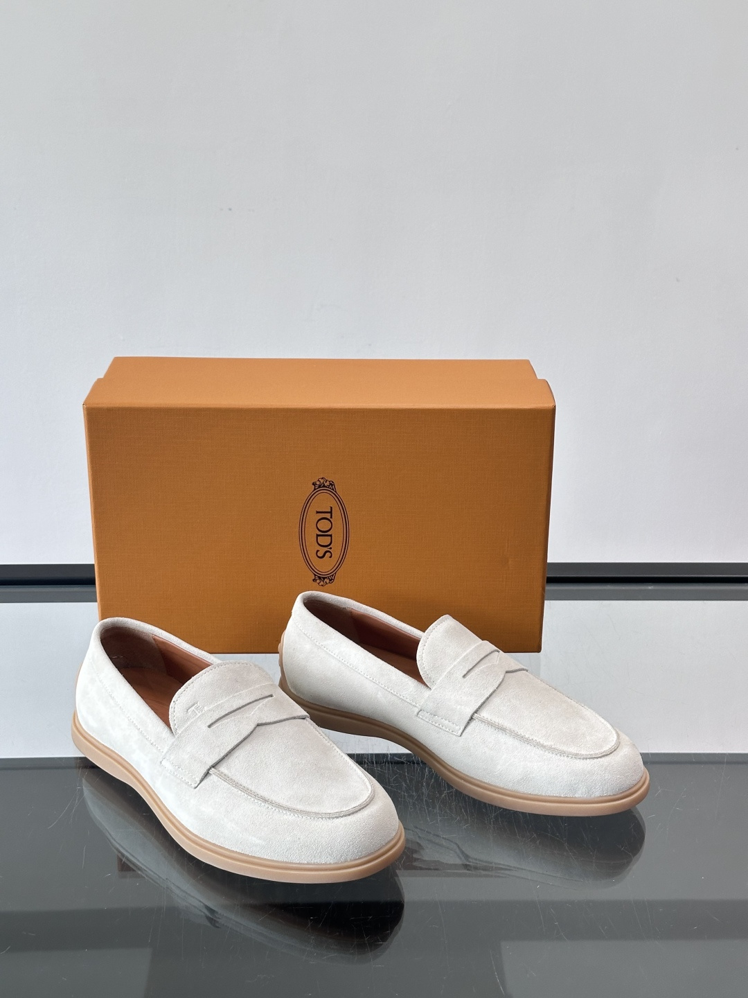TOD’S这款乐福鞋采用翻毛皮，质感细腻低调，搭配经典便士乐福饰带，简约又精致✨。橡胶鞋底舒适耐磨，适合