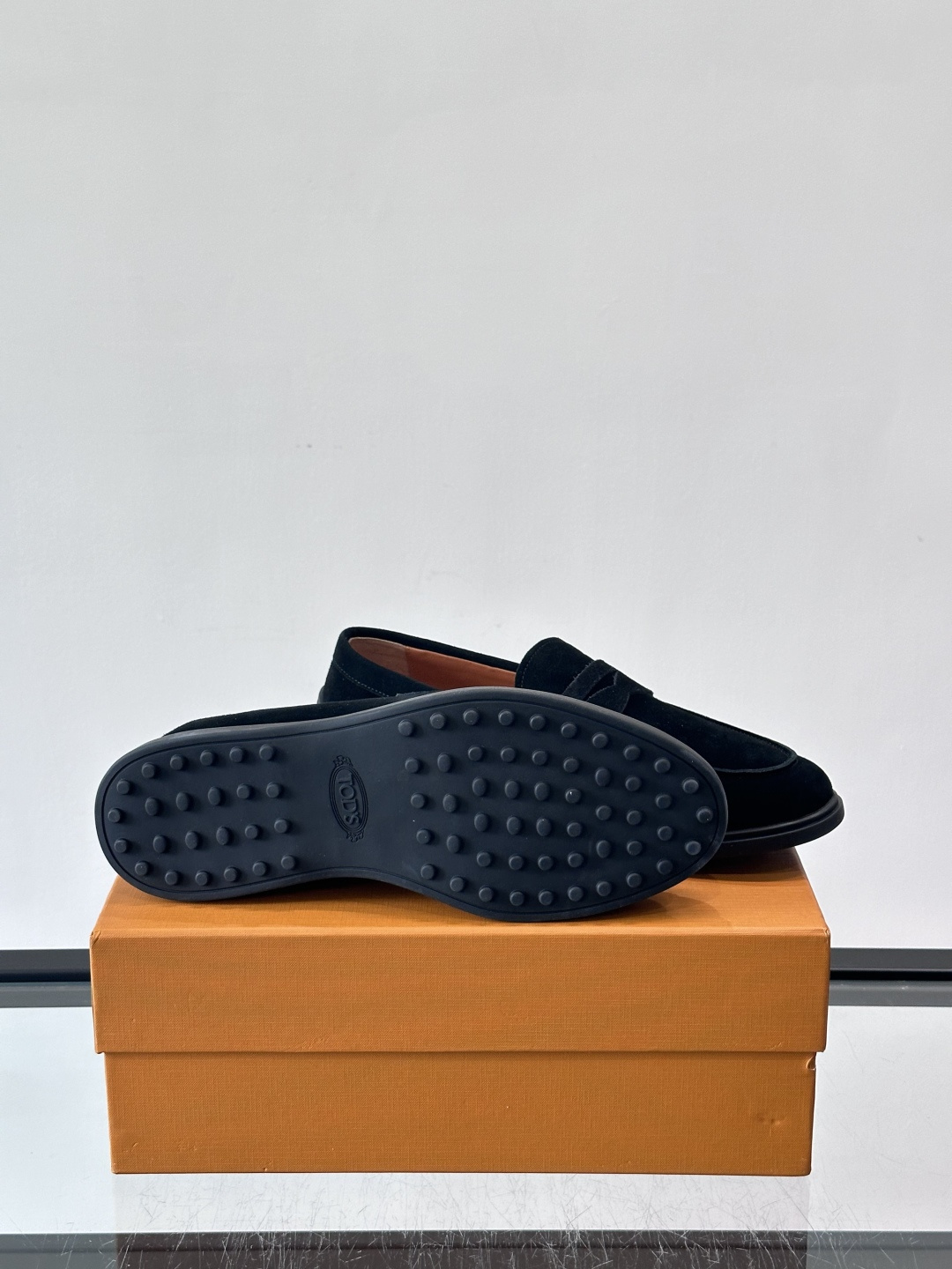 TOD’S这款乐福鞋采用翻毛皮，质感细腻低调，搭配经典便士乐福饰带，简约又精致✨。橡胶鞋底舒适耐磨，适合
