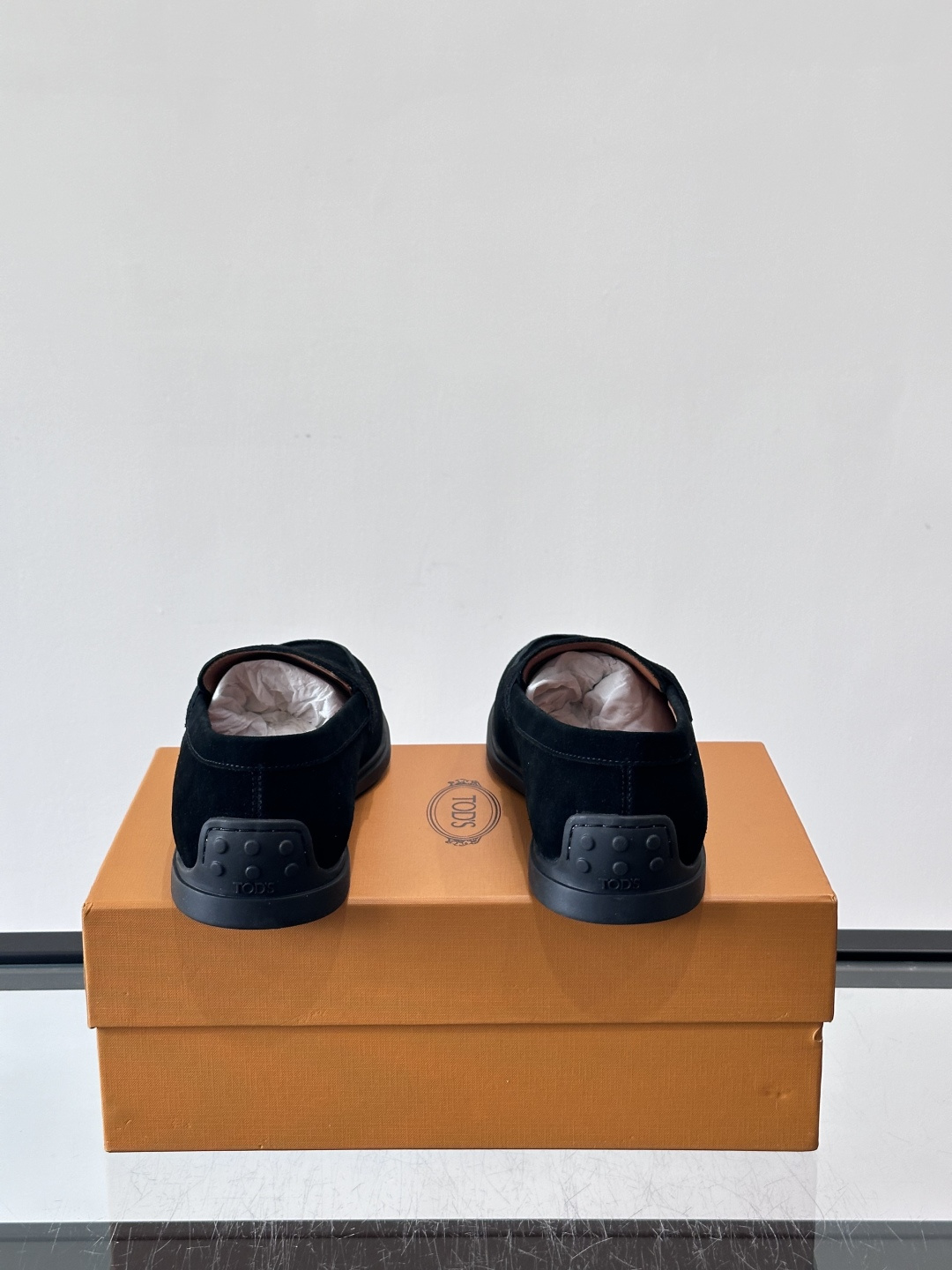 TOD’S这款乐福鞋采用翻毛皮，质感细腻低调，搭配经典便士乐福饰带，简约又精致✨。橡胶鞋底舒适耐磨，适合