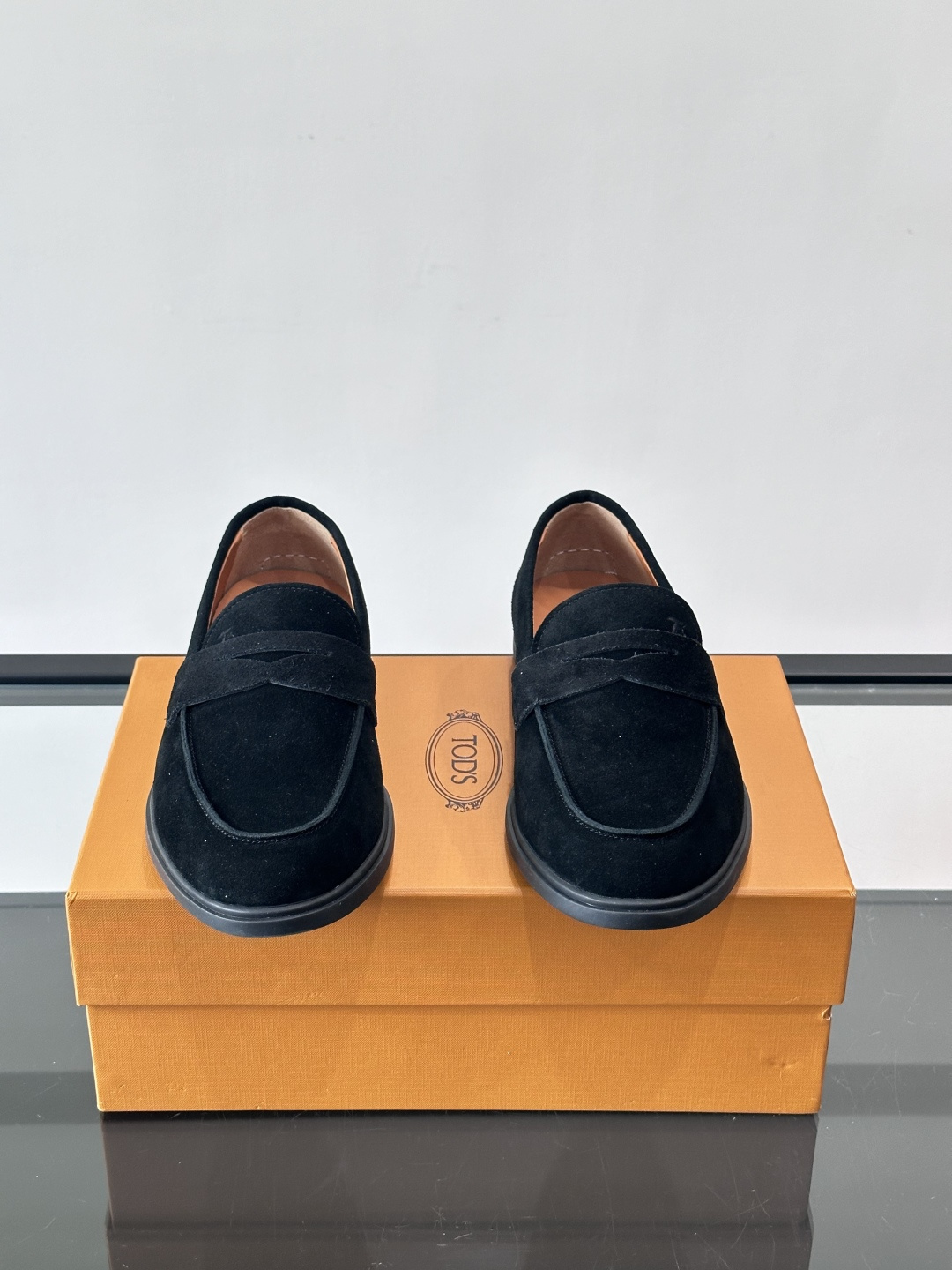 TOD’S这款乐福鞋采用翻毛皮，质感细腻低调，搭配经典便士乐福饰带，简约又精致✨。橡胶鞋底舒适耐磨，适合