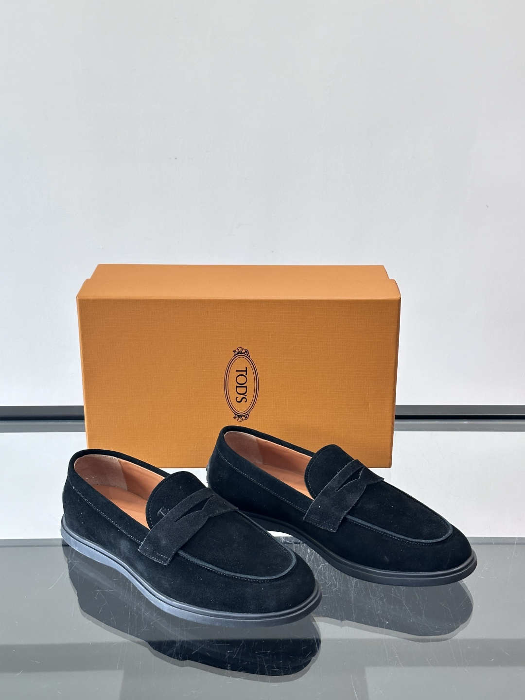 TOD’S这款乐福鞋采用翻毛皮，质感细腻低调，搭配经典便士乐福饰带，简约又精致✨。橡胶鞋底舒适耐磨，适合