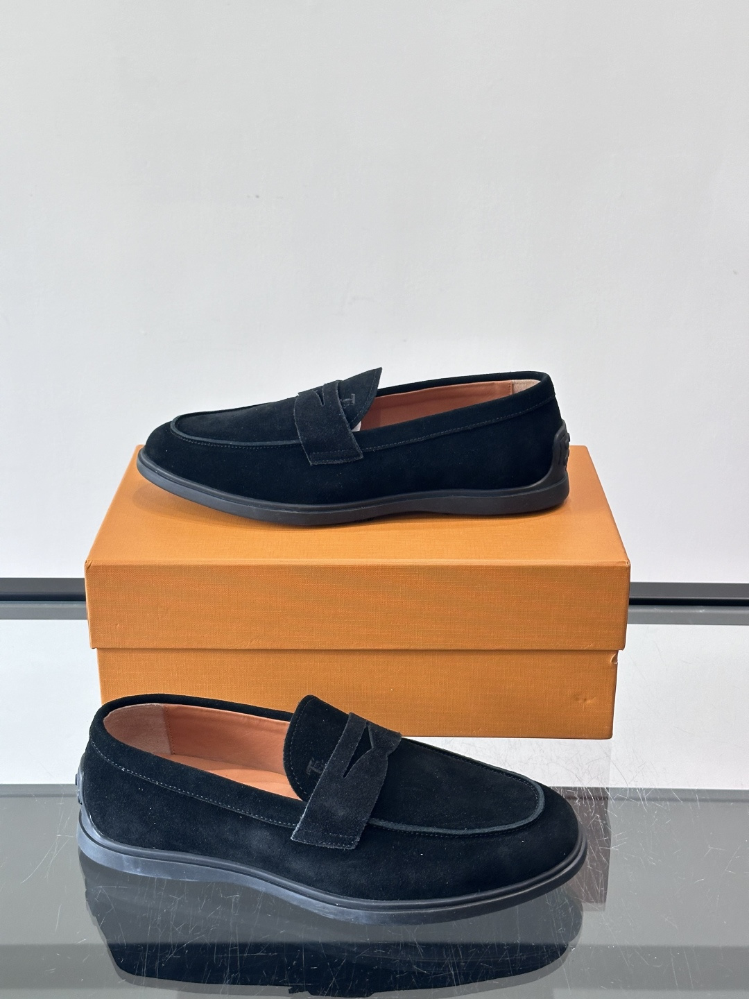 TOD’S这款乐福鞋采用翻毛皮，质感细腻低调，搭配经典便士乐福饰带，简约又精致✨。橡胶鞋底舒适耐磨，适合