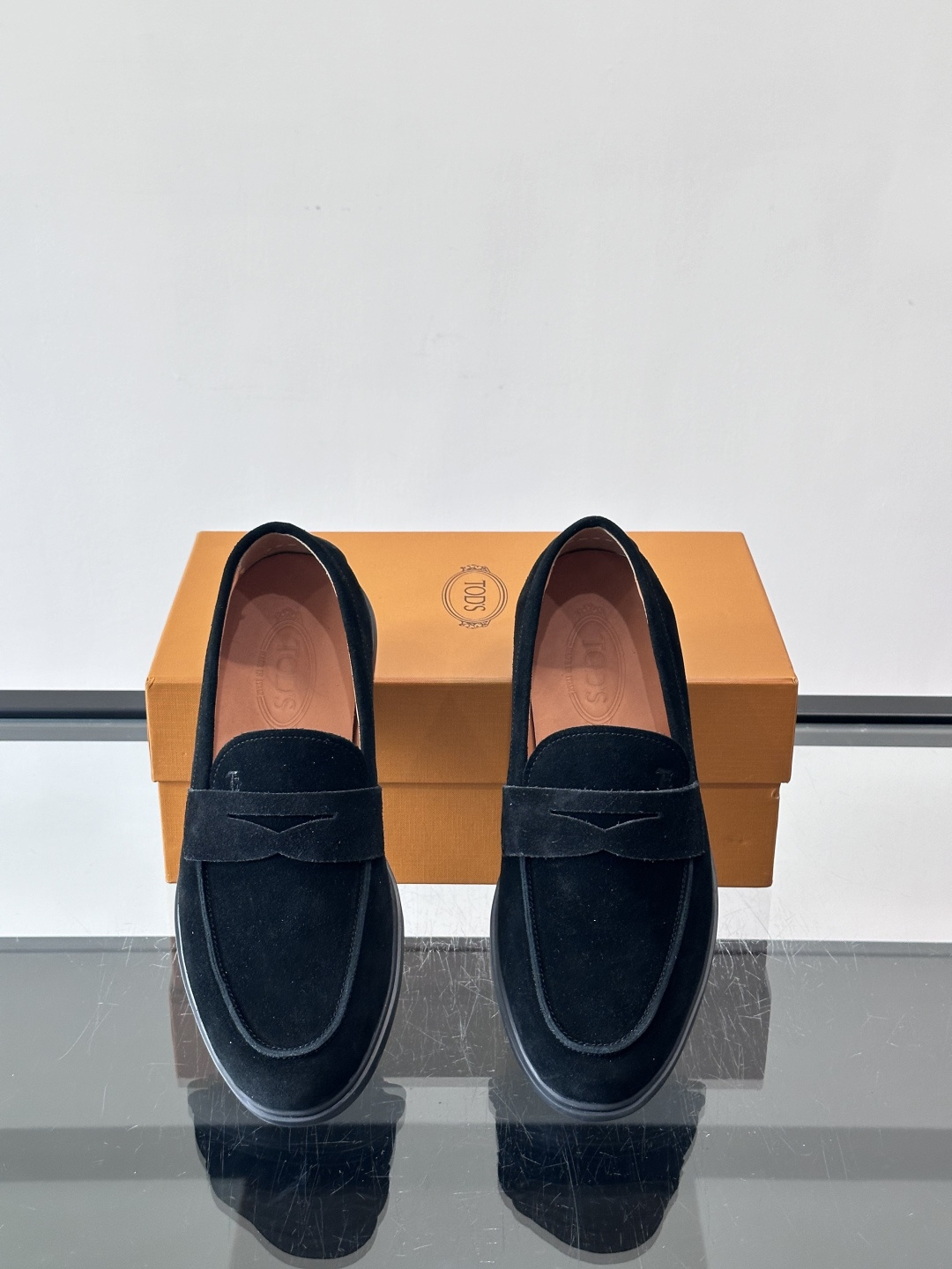 TOD’S这款乐福鞋采用翻毛皮，质感细腻低调，搭配经典便士乐福饰带，简约又精致✨。橡胶鞋底舒适耐磨，适合