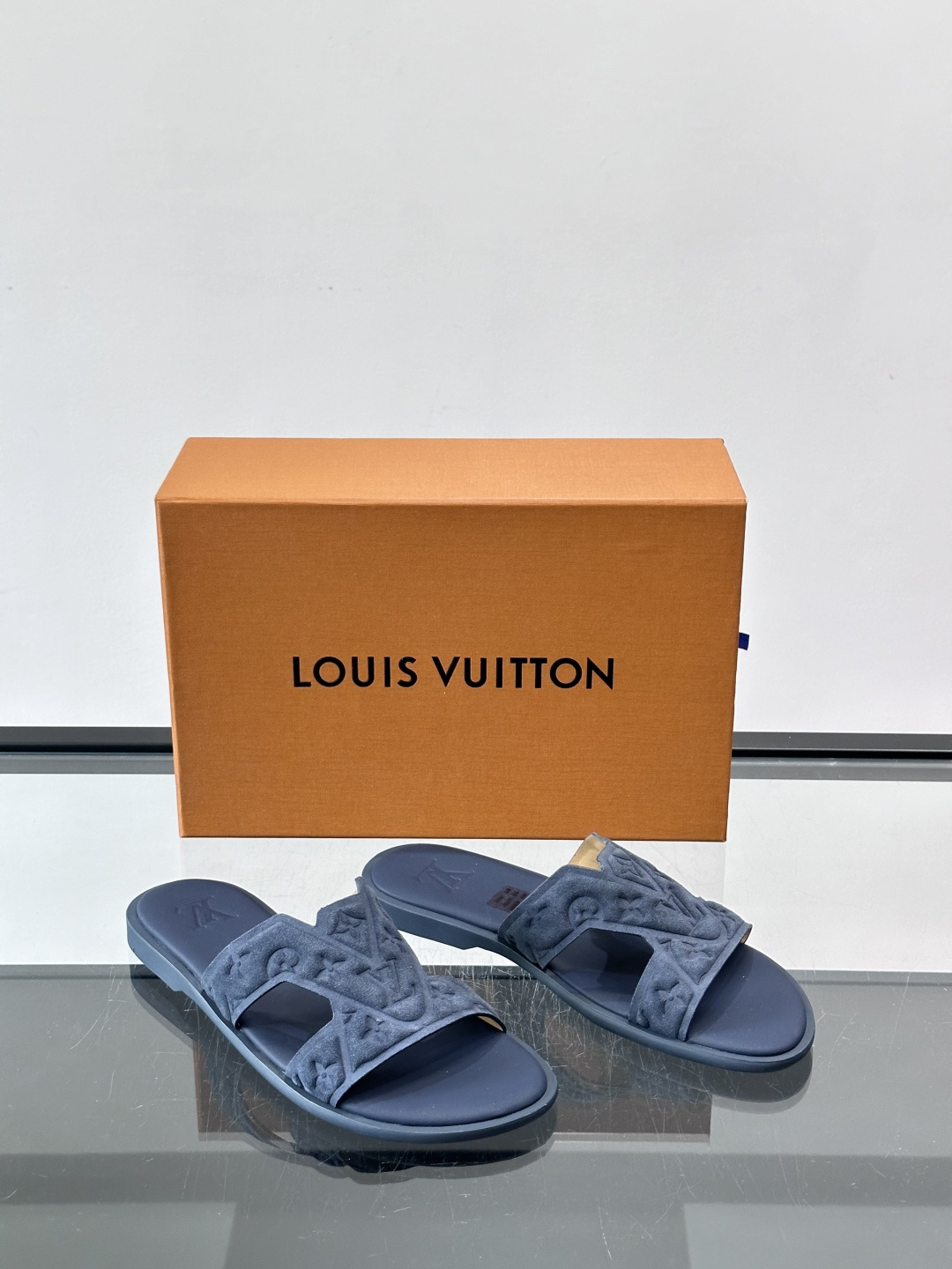 LV Isola系列男士凉拖，双带设计+Monogram浮雕，绒面革材质超有质感！米色鞋面配白色橡胶底，