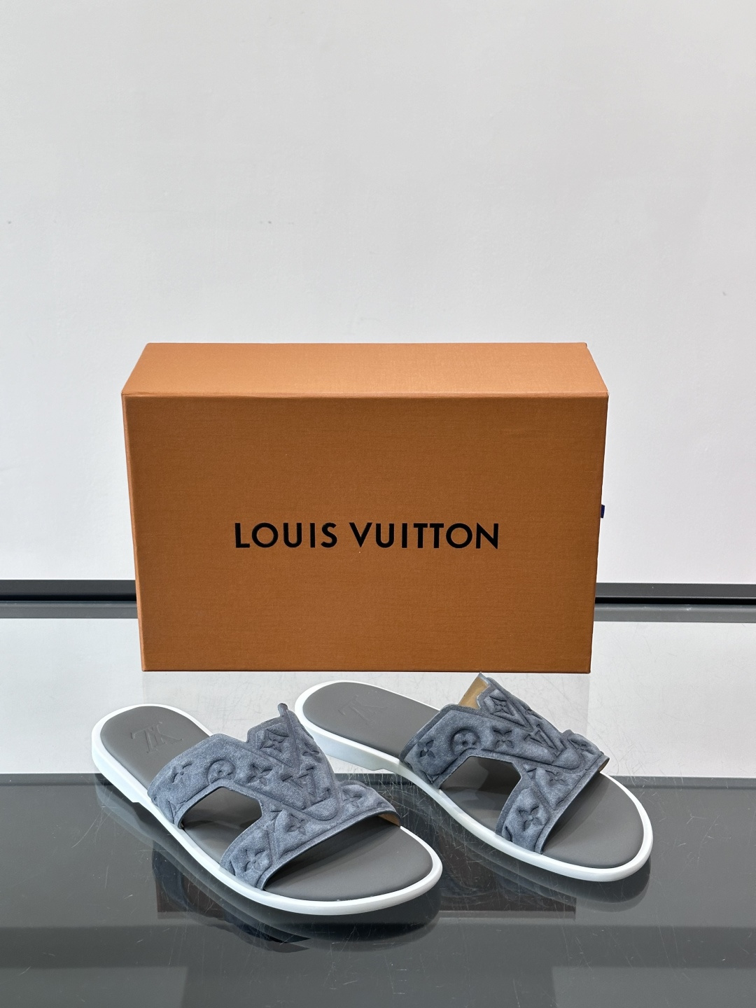 LV Isola系列男士凉拖，双带设计+Monogram浮雕，绒面革材质超有质感！米色鞋面配白色橡胶底，
