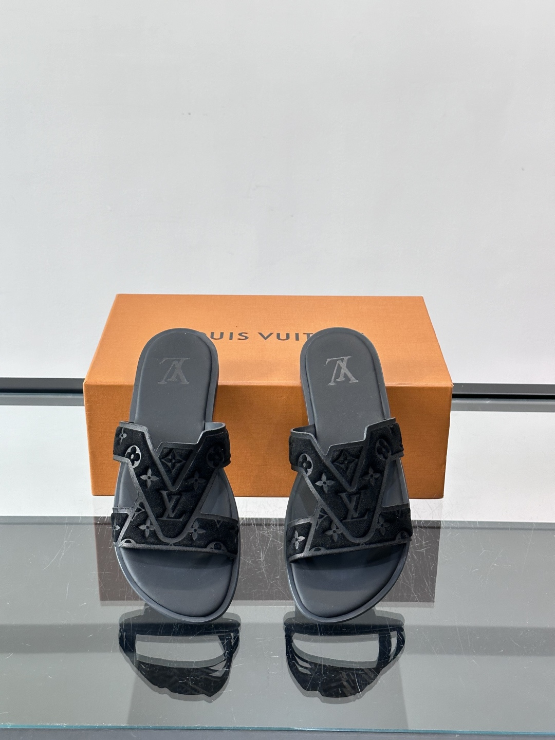 LV Isola系列男士凉拖，双带设计+Monogram浮雕，绒面革材质超有质感！米色鞋面配白色橡胶底，