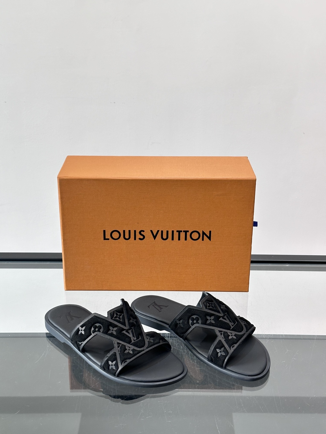 LV Isola系列男士凉拖，双带设计+Monogram浮雕，绒面革材质超有质感！米色鞋面配白色橡胶底，