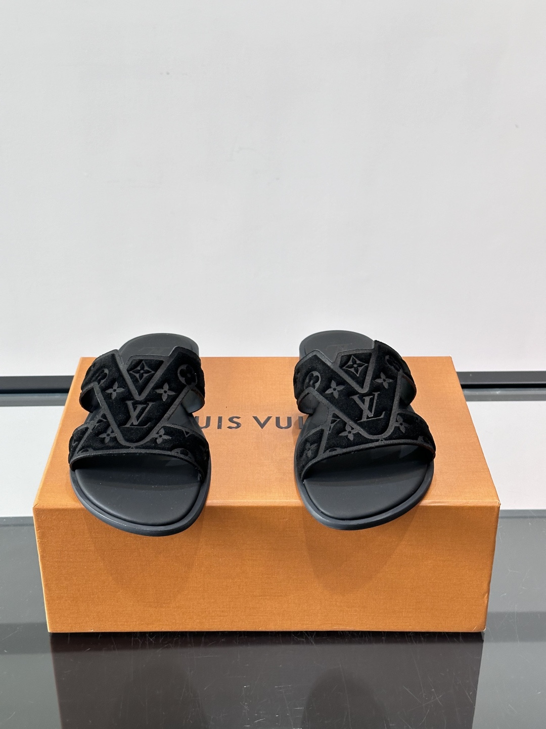 LV Isola系列男士凉拖，双带设计+Monogram浮雕，绒面革材质超有质感！米色鞋面配白色橡胶底，
