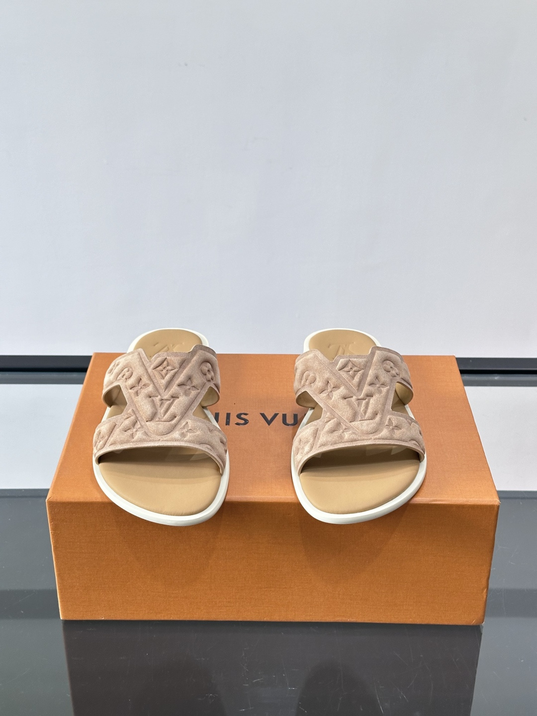 LV Isola系列男士凉拖，双带设计+Monogram浮雕，绒面革材质超有质感！米色鞋面配白色橡胶底，