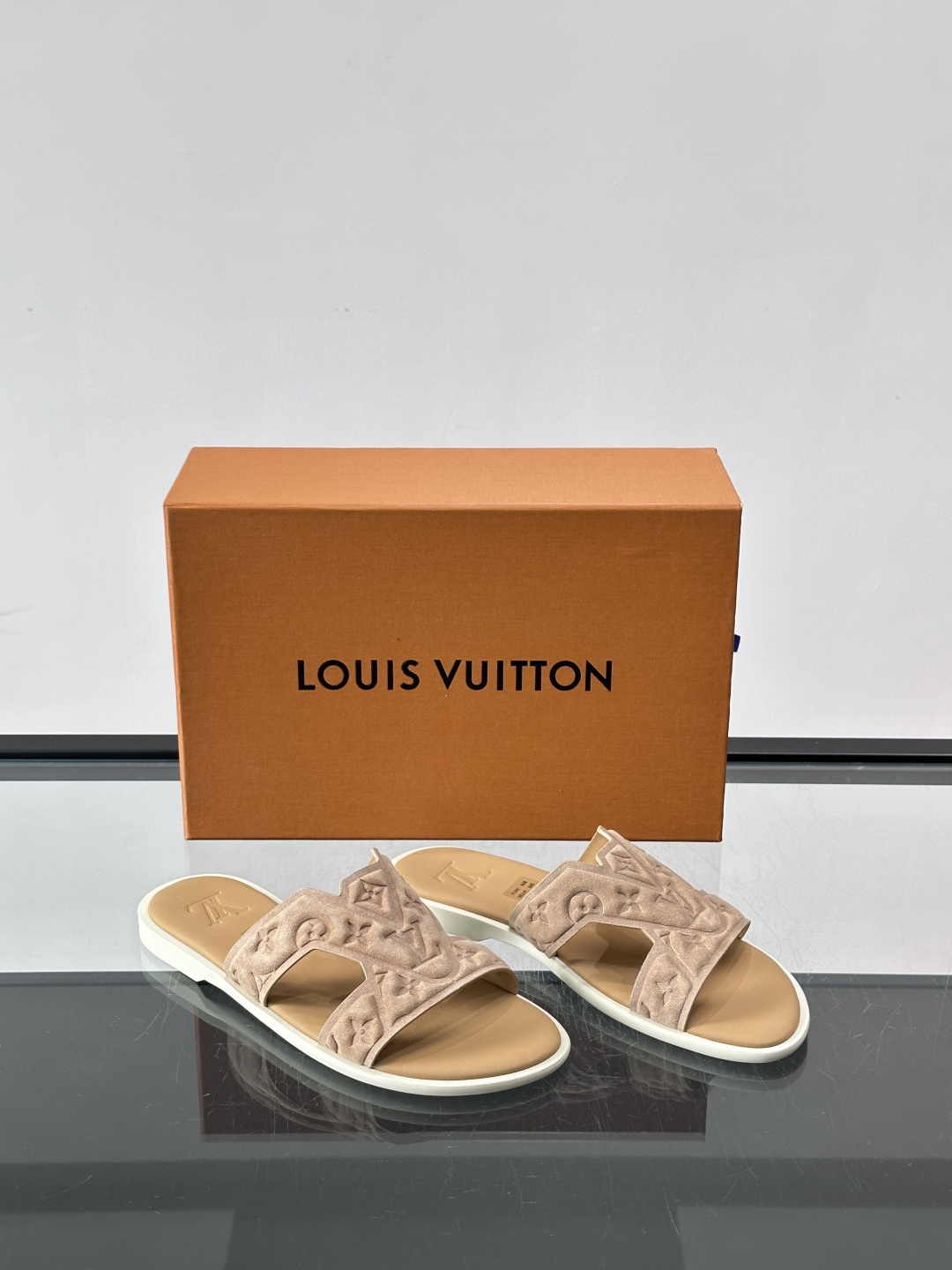 LV Isola系列男士凉拖，双带设计+Monogram浮雕，绒面革材质超有质感！米色鞋面配白色橡胶底，
