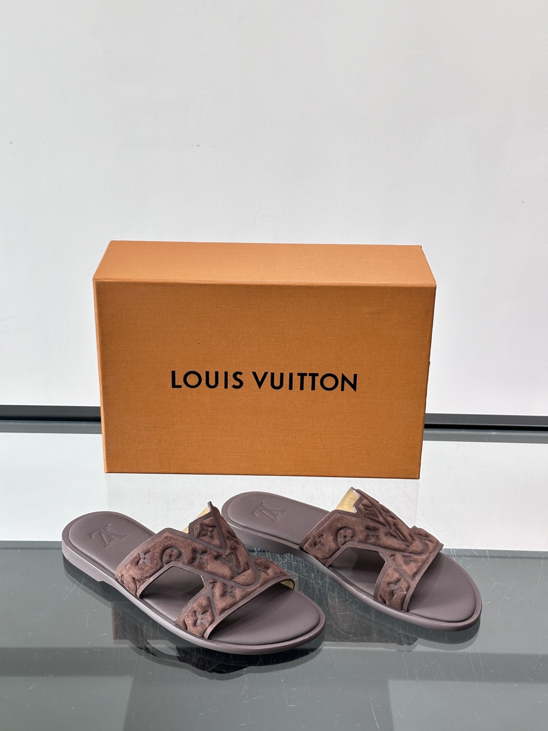 LV Isola系列男士凉拖，双带设计+Monogram浮雕，绒面革材质超有质感！米色鞋面配白色橡胶底，