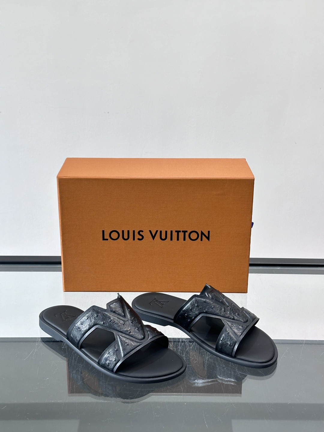 LV Isola系列男士凉拖，双带设计+Monogram浮雕，绒面革材质超有质感！米色鞋面配白色橡胶底，