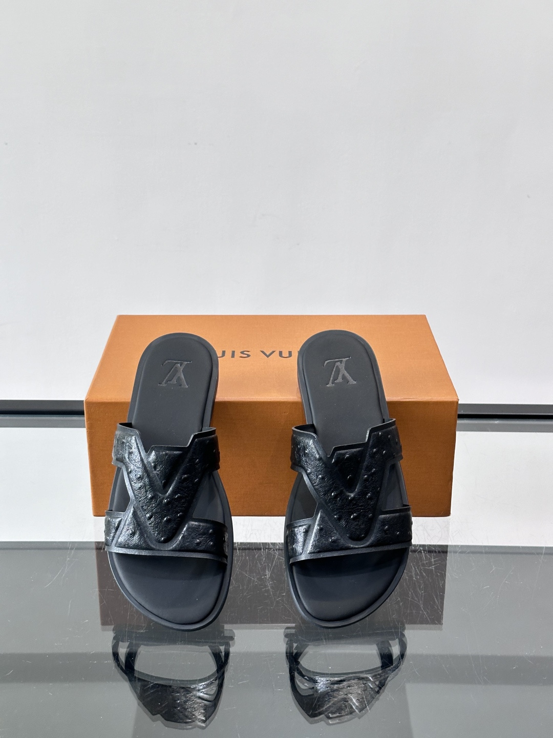 LV Isola系列男士凉拖，双带设计+Monogram浮雕，绒面革材质超有质感！米色鞋面配白色橡胶底，
