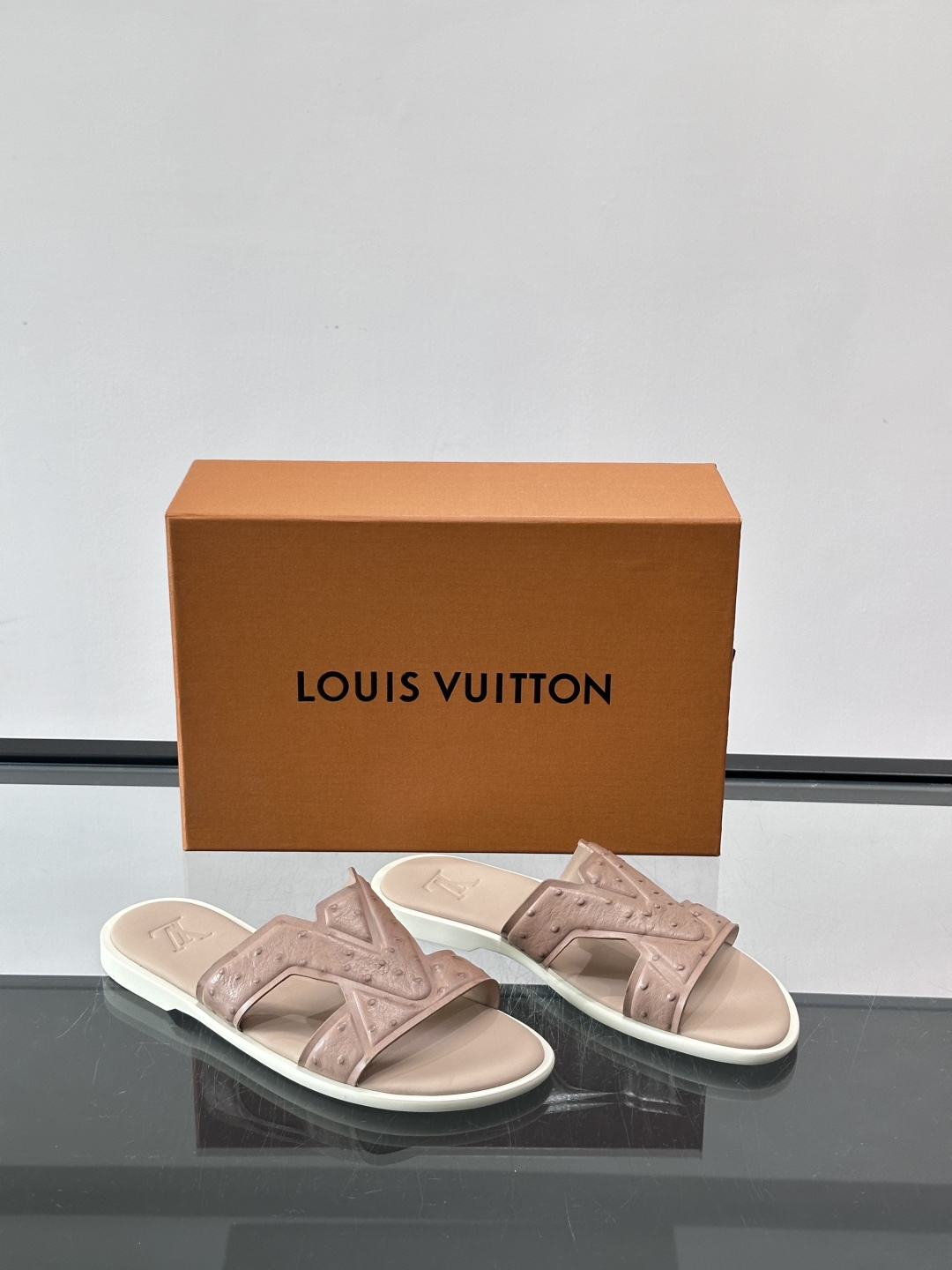 LV Isola系列男士凉拖，双带设计+Monogram浮雕，绒面革材质超有质感！米色鞋面配白色橡胶底，