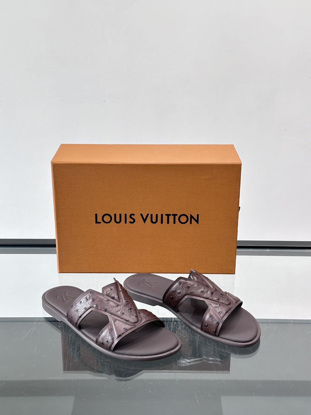 LV Isola系列男士凉拖，双带设计+Monogram浮雕，绒面革材质超有质感！米色鞋面配白色橡胶底，