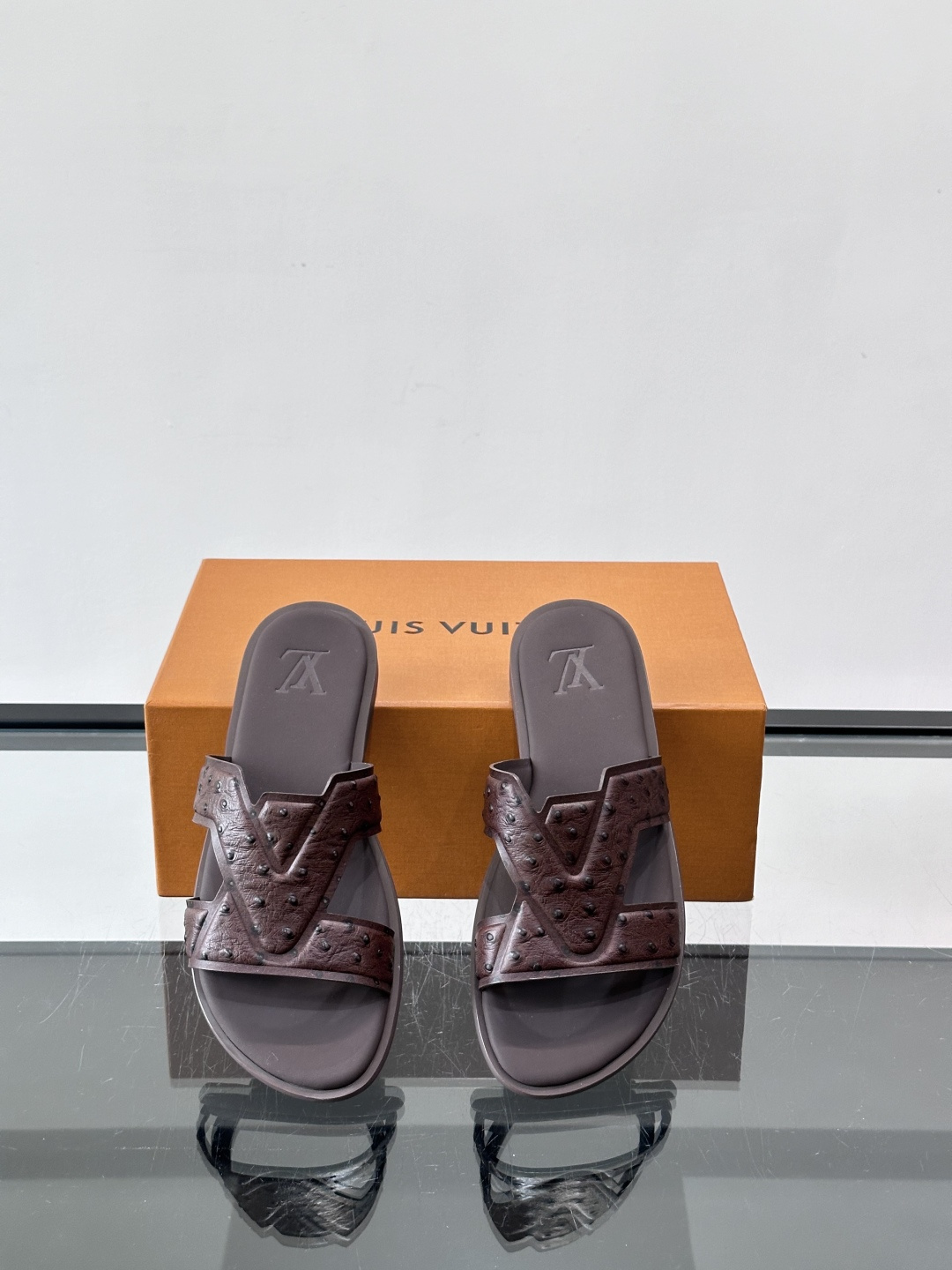 LV Isola系列男士凉拖，双带设计+Monogram浮雕，绒面革材质超有质感！米色鞋面配白色橡胶底，