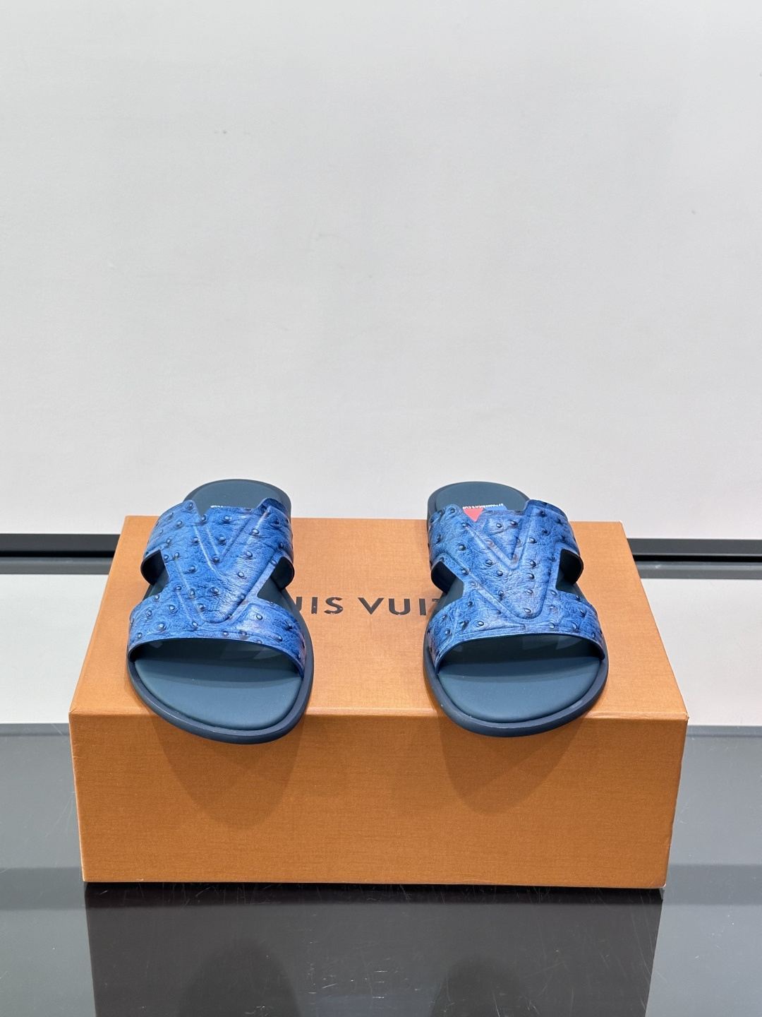 LV Isola系列男士凉拖，双带设计+Monogram浮雕，绒面革材质超有质感！米色鞋面配白色橡胶底，