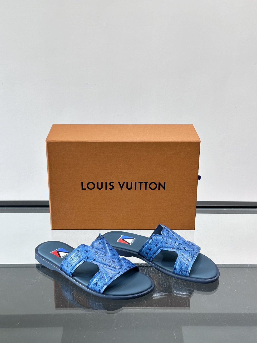 LV Isola系列男士凉拖，双带设计+Monogram浮雕，绒面革材质超有质感！米色鞋面配白色橡胶底，