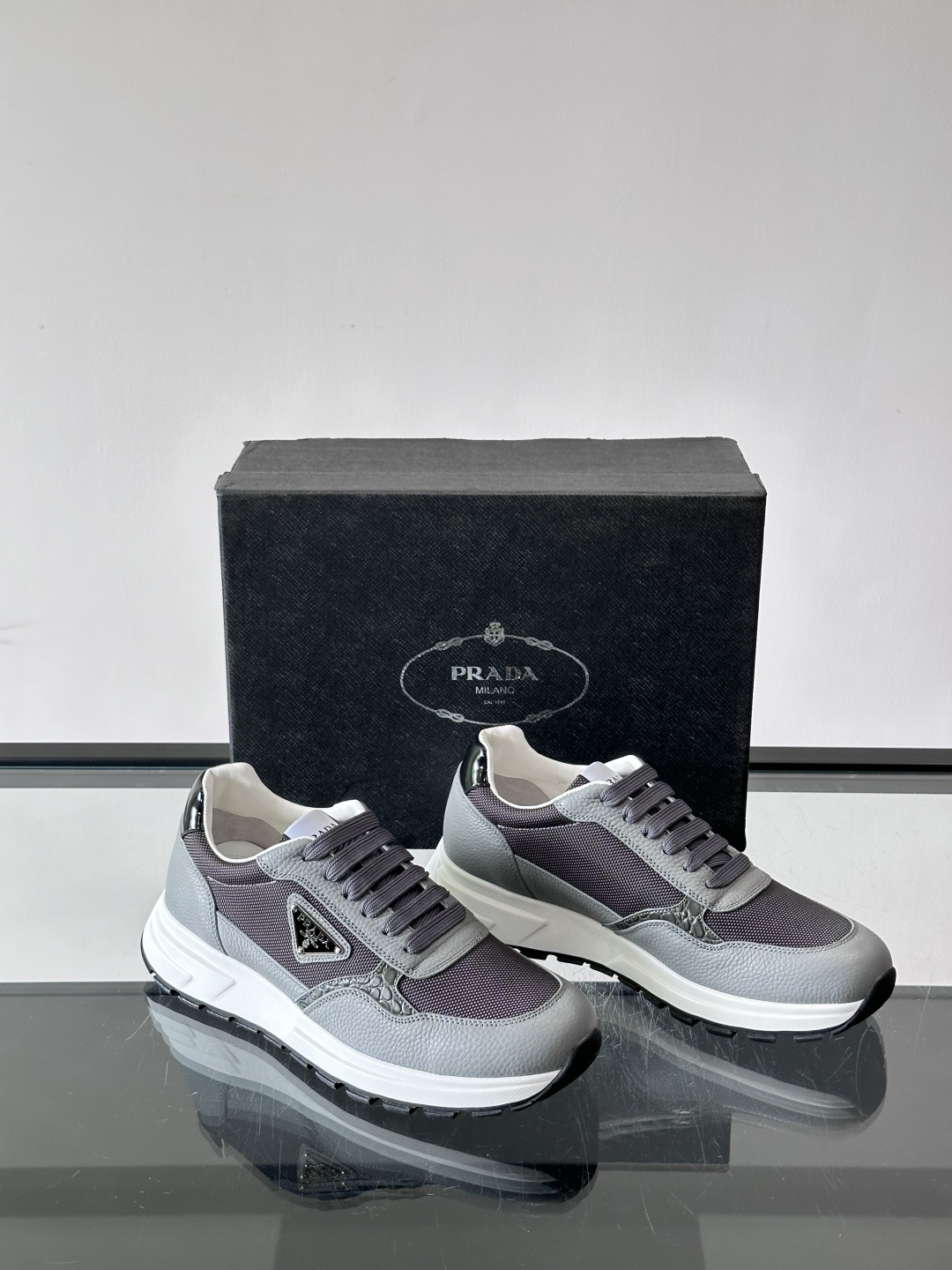 Prada这款男士拼接运动鞋，网布+皮革+鳄鱼纹细节，质感满分！侧面三角金属Logo超有辨识度✨。橡胶鞋
