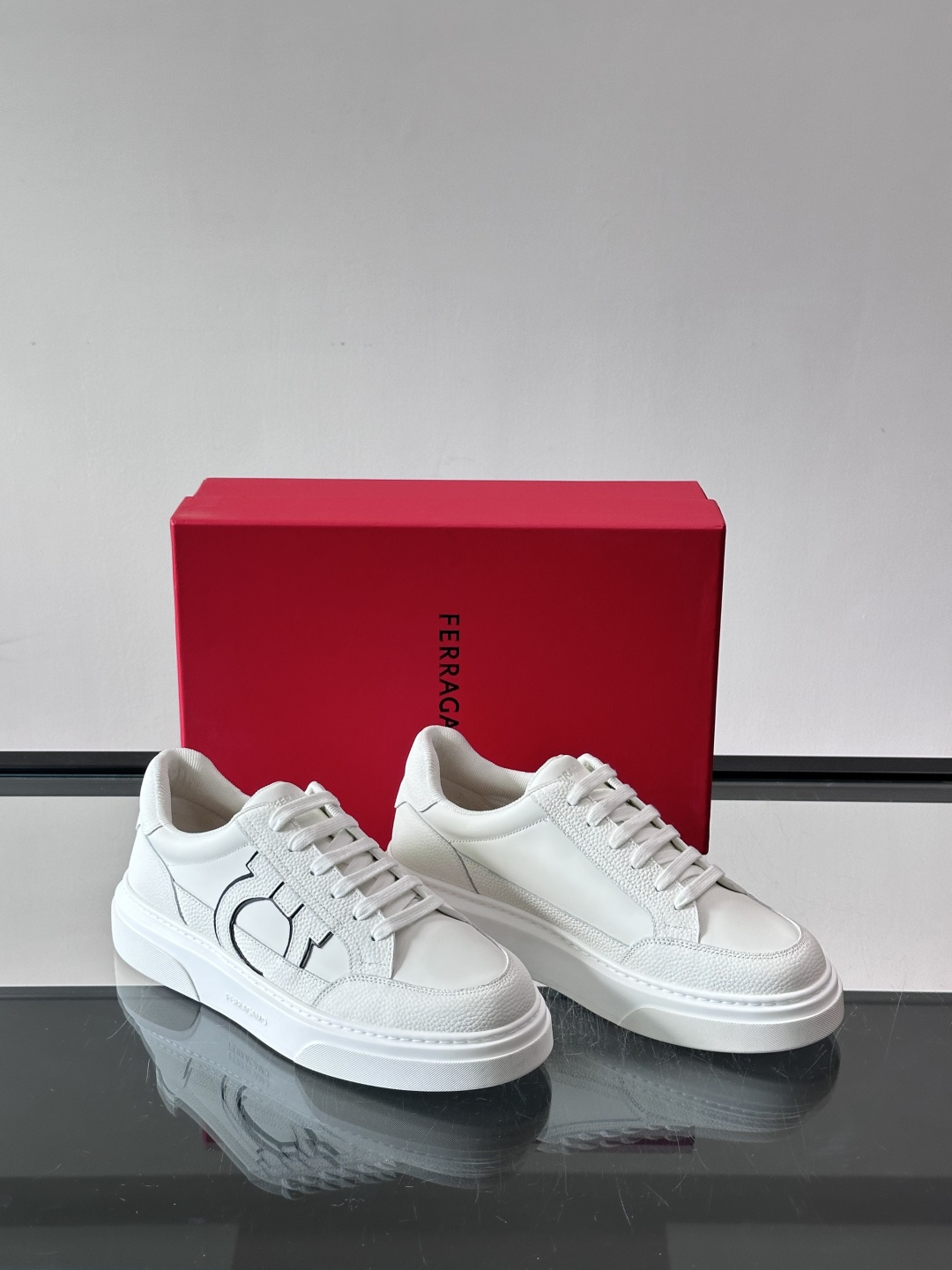 👟Ferragamo男士厚底板鞋，选用优质牛皮，荔枝纹理细腻，质感满分✨。厚底设计增高约5.5cm。鞋面