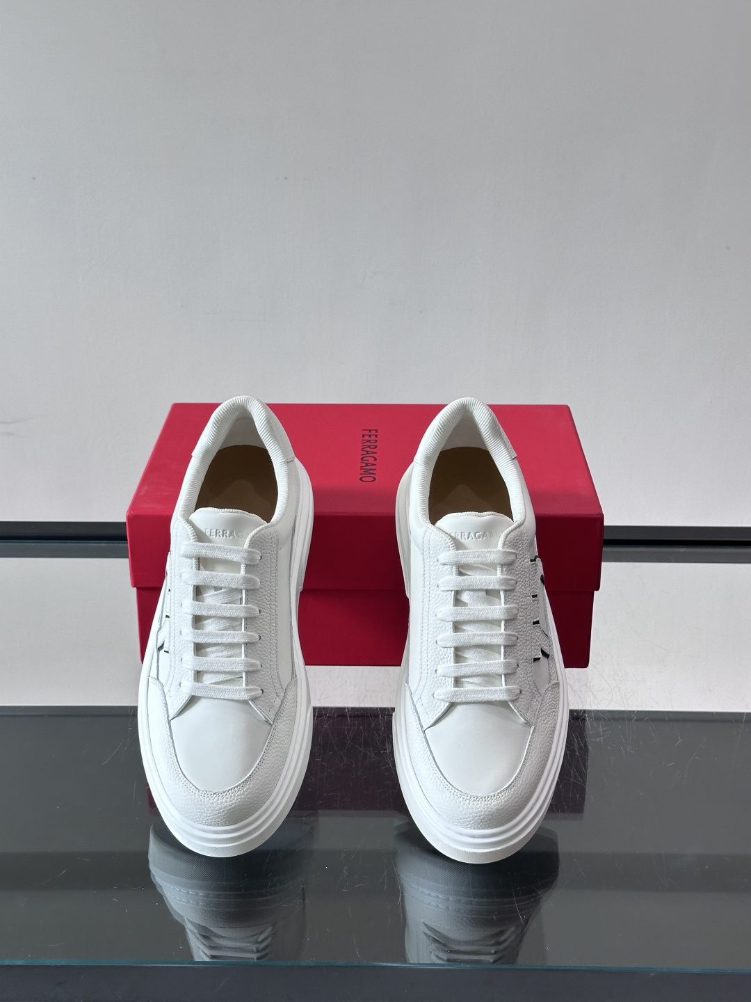 👟Ferragamo男士厚底板鞋，选用优质牛皮，荔枝纹理细腻，质感满分✨。厚底设计增高约5.5cm。鞋面