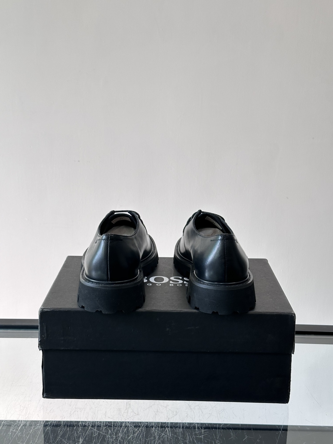 boss男士复古麂皮厚底德比鞋​​👞选用牛皮。麂皮，质感柔软有纹理，搭配黑色锯齿橡胶厚底，抓地力和舒适度