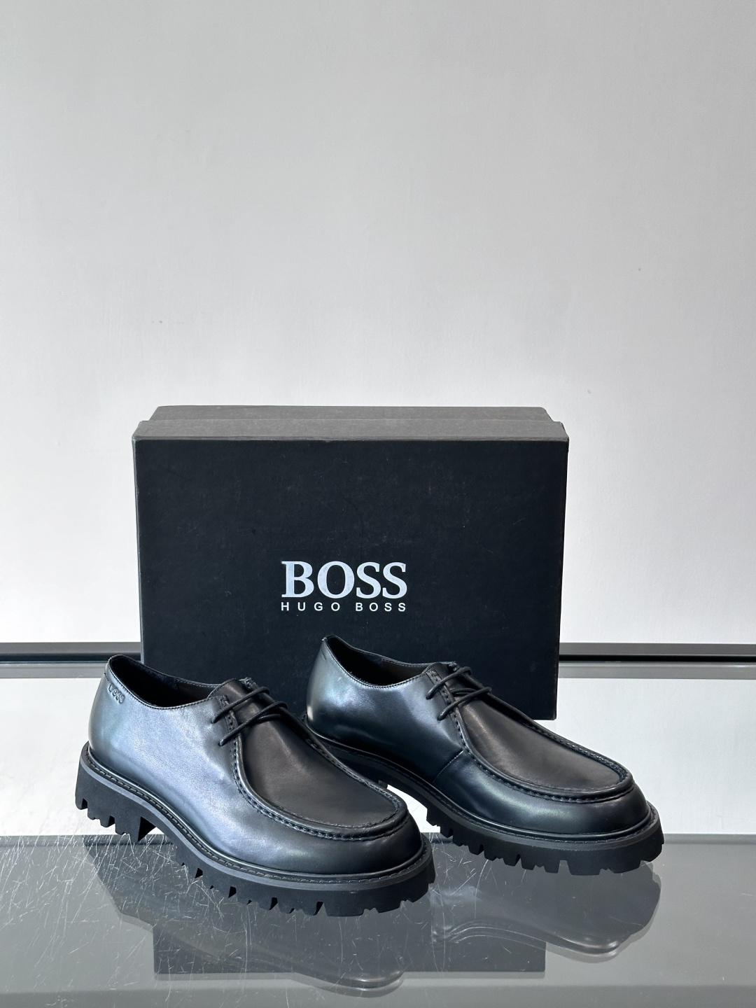 boss男士复古麂皮厚底德比鞋​​👞选用牛皮。麂皮，质感柔软有纹理，搭配黑色锯齿橡胶厚底，抓地力和舒适度