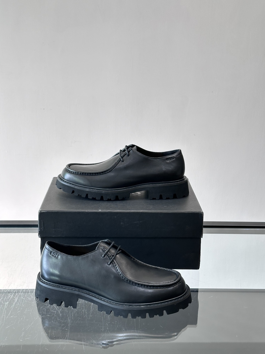 boss男士复古麂皮厚底德比鞋​​👞选用牛皮。麂皮，质感柔软有纹理，搭配黑色锯齿橡胶厚底，抓地力和舒适度