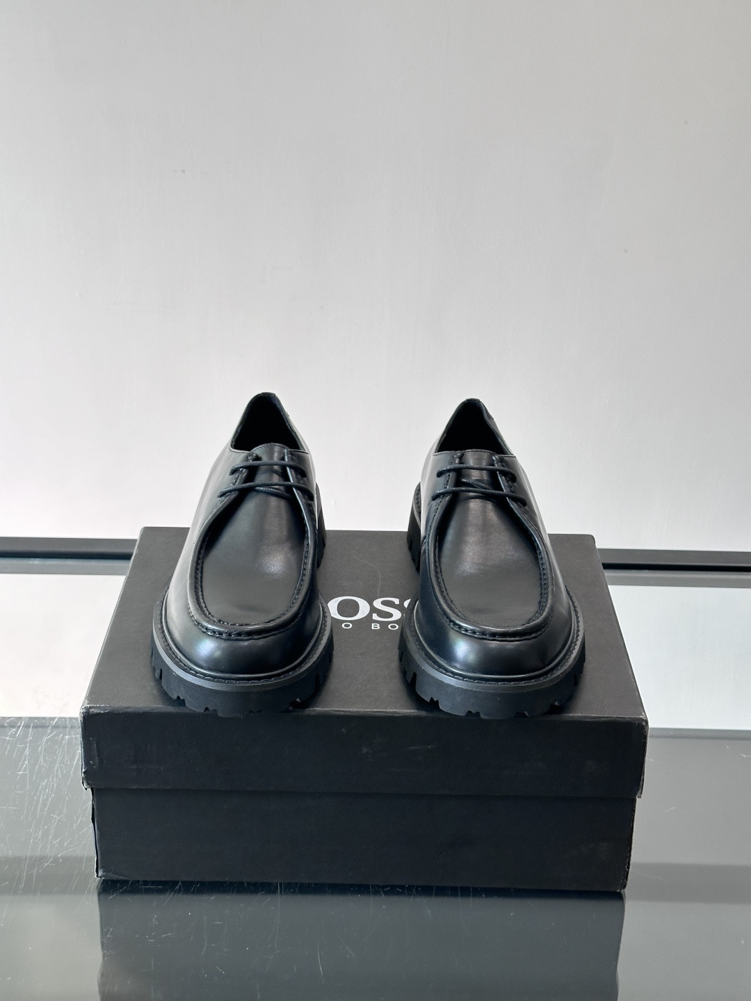 boss男士复古麂皮厚底德比鞋​​👞选用牛皮。麂皮，质感柔软有纹理，搭配黑色锯齿橡胶厚底，抓地力和舒适度