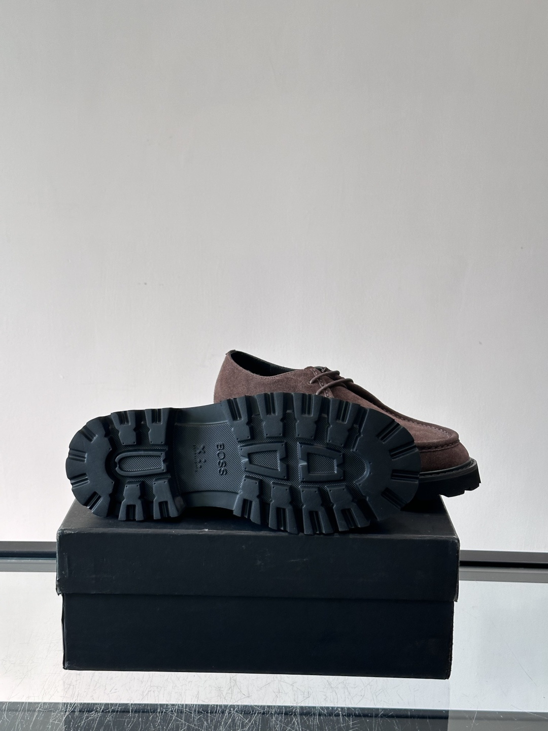 boss男士复古麂皮厚底德比鞋​​👞选用牛皮。麂皮，质感柔软有纹理，搭配黑色锯齿橡胶厚底，抓地力和舒适度