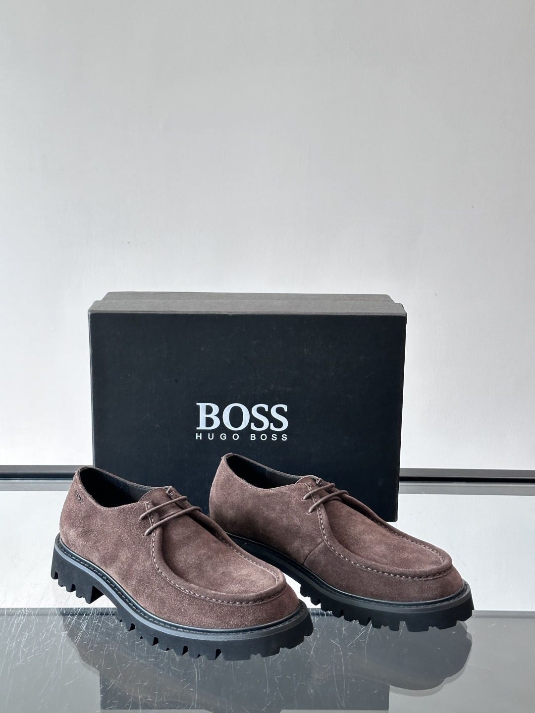boss男士复古麂皮厚底德比鞋​​👞选用牛皮。麂皮，质感柔软有纹理，搭配黑色锯齿橡胶厚底，抓地力和舒适度